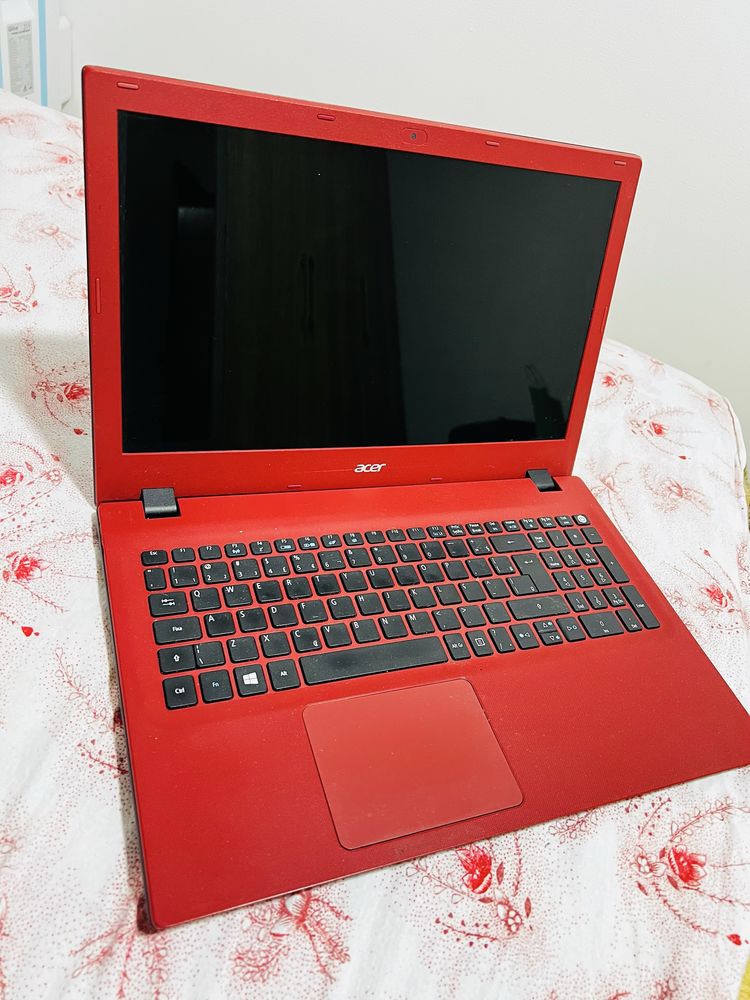 Computador portatil ACER vermelho.
