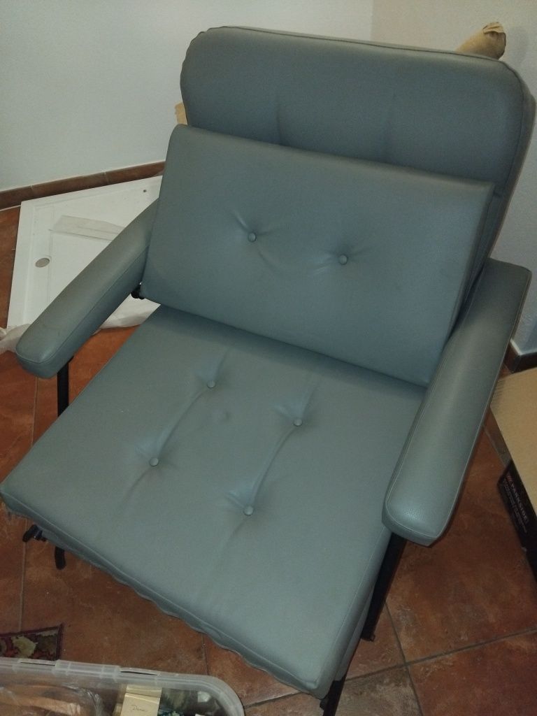 Cadeirão de sala em napa