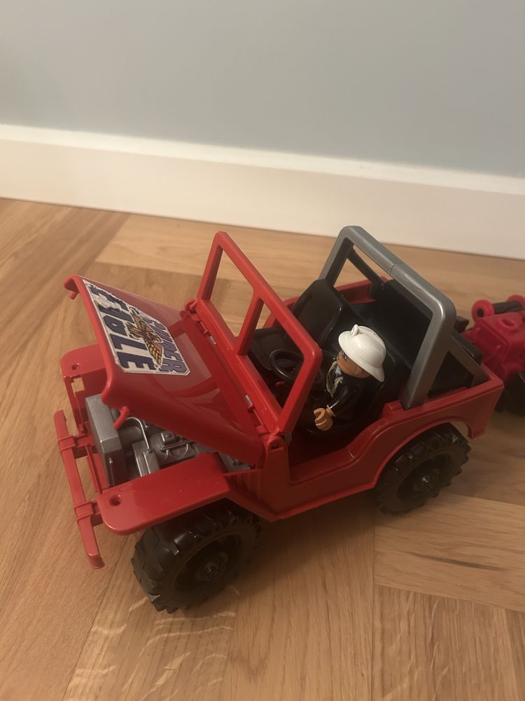 Auta - zestaw (duże auto Bruder plus małe auto plus ludziki)
