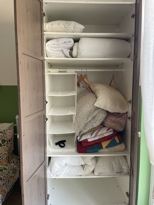 Armário com muito arrumação, em excelente estado