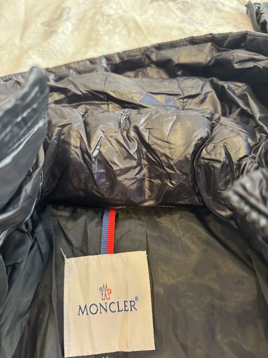 Casaco moncler maya com defeito