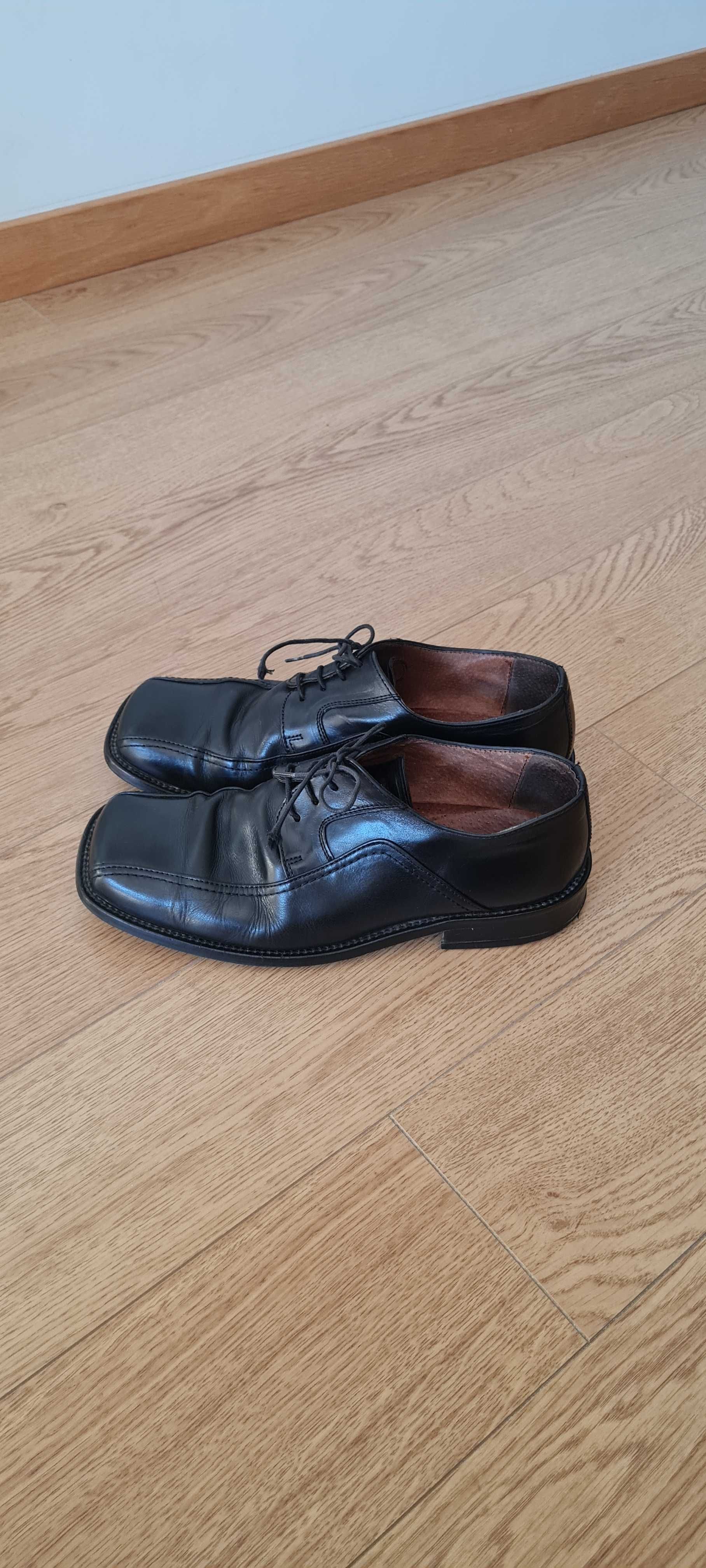 Sapatos pretos formais