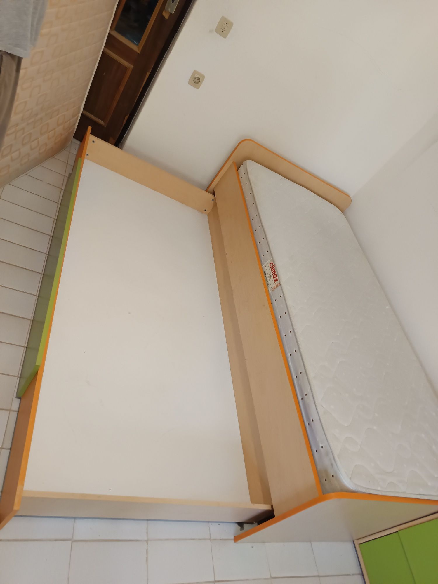 Mobila para quarto de  criança, cama, cómoda, armarios