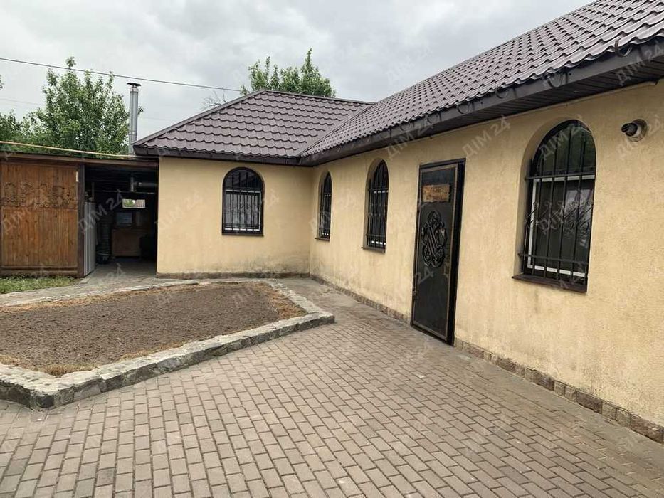 Просторий двоповерховий будинок на Подолі