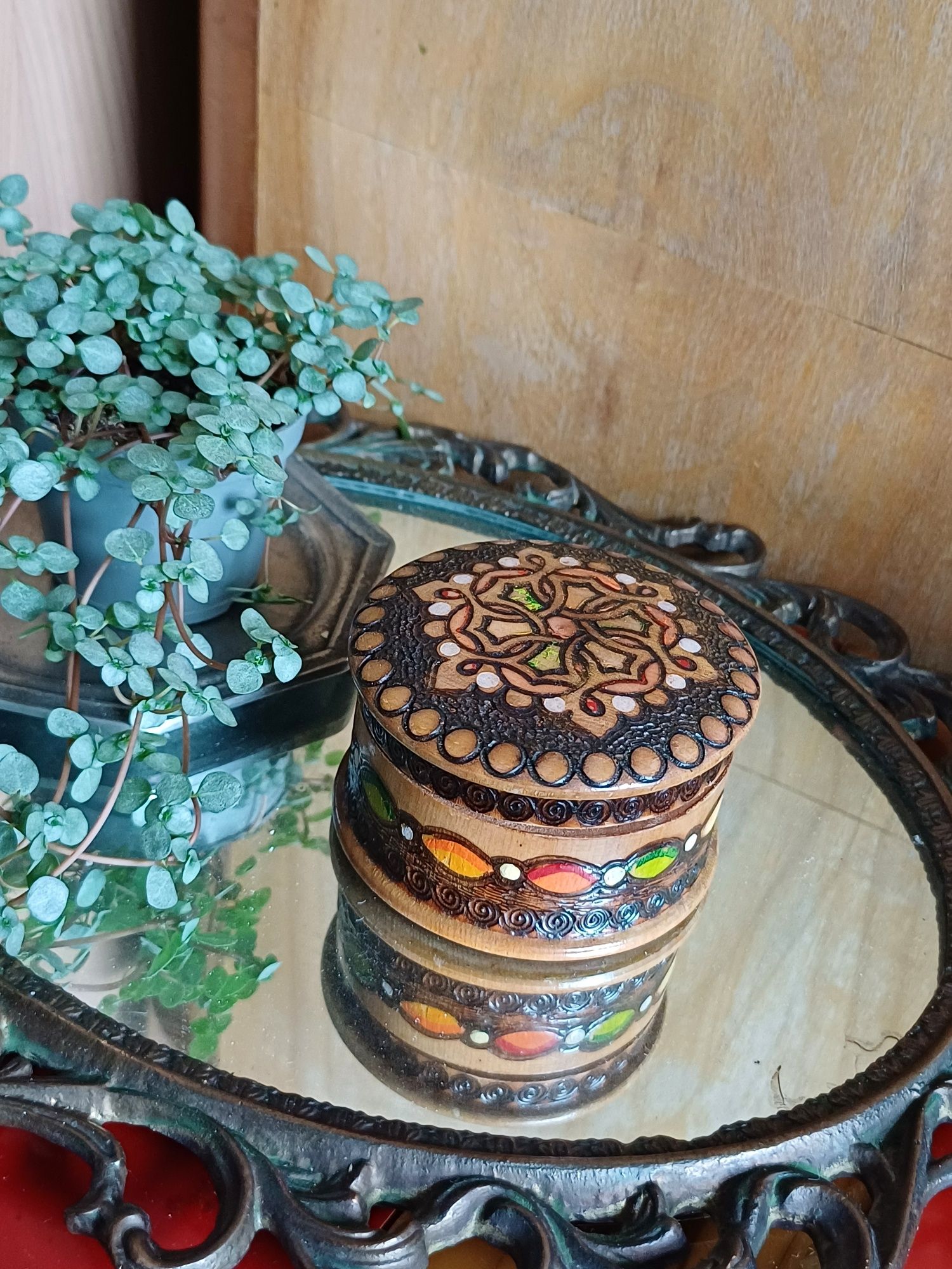 Małe zdobione malowane drewniane puzderko vintage szkatułka