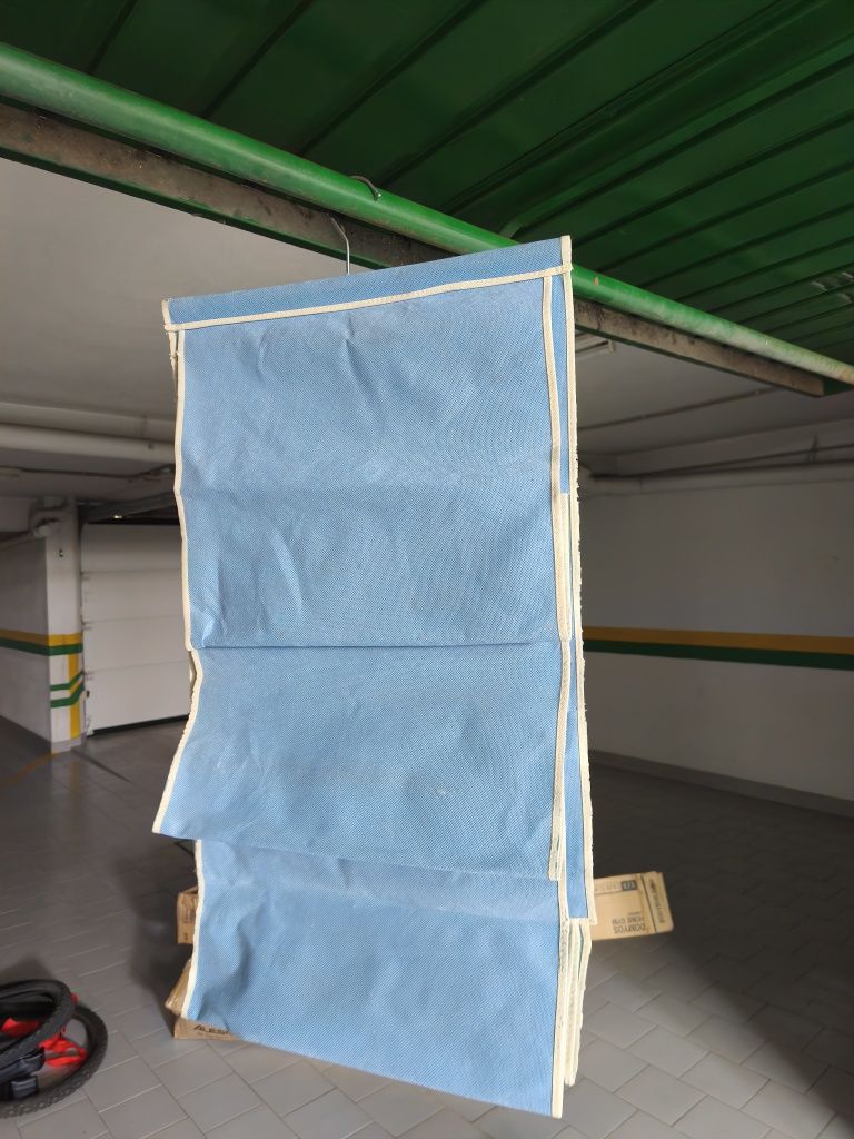 Sapateira com cabide azul de tecido ou pano