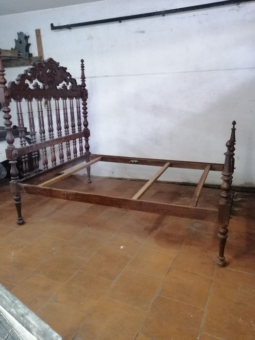Cama casal antiga