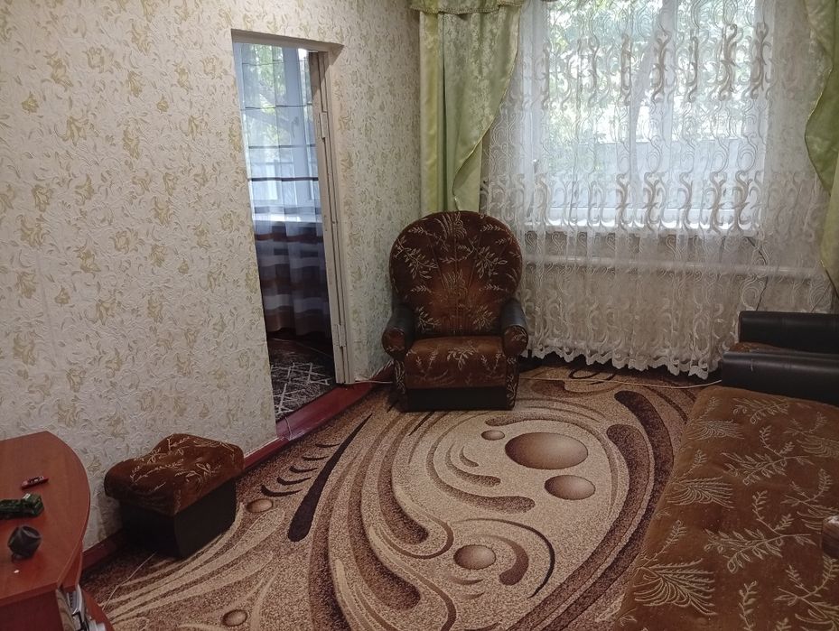 Дім з окремою кухнею та ванною кімнатою