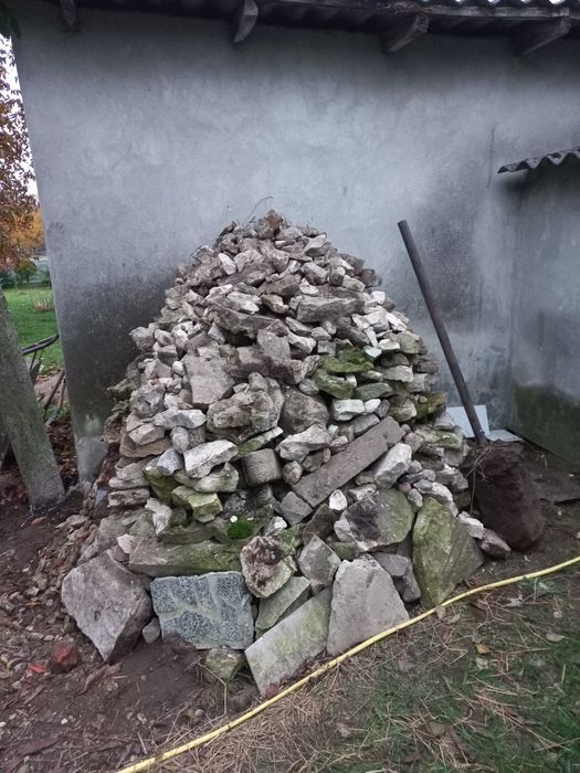 Gruz i kamienie.