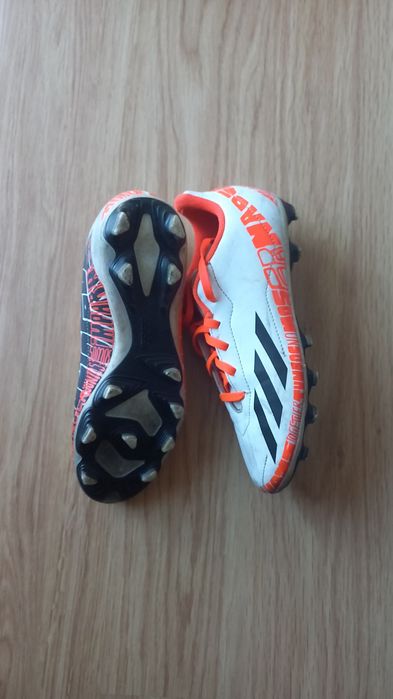 Chuteiras adidas futebol com pitons pretas, laranjas e brancas