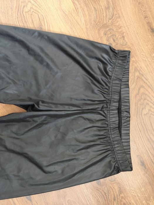 Czarne błyszczące leginsy XL