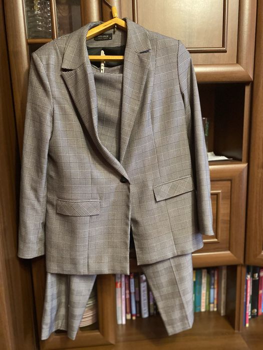 Жіночий брючний костюм