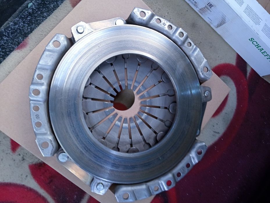 Продам комплект сцепления Митсубиси Галант.