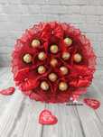 Червоний букет з цукерок Ferrero Rocher для мами, букет из конфет маме