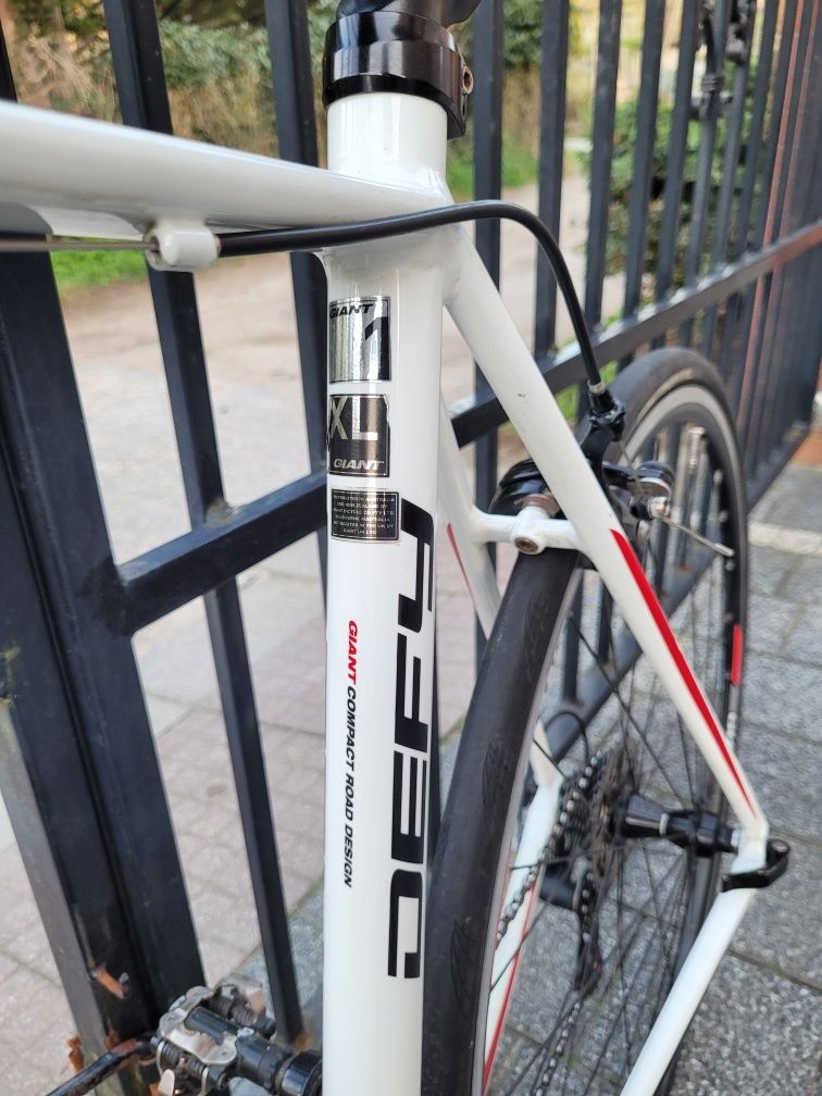 Rower szosowy GIANT DEFY