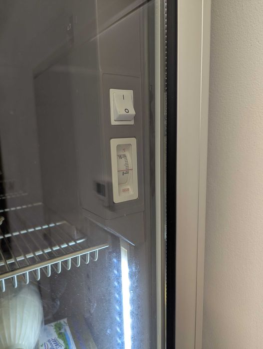 Lodówka witryna chłodnicza profesjonalna Whirlpool ADN 221/1S
