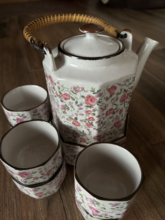 Kubeczki z imbrykiem podgrzewacz zestaw z różami serwis do herbaty