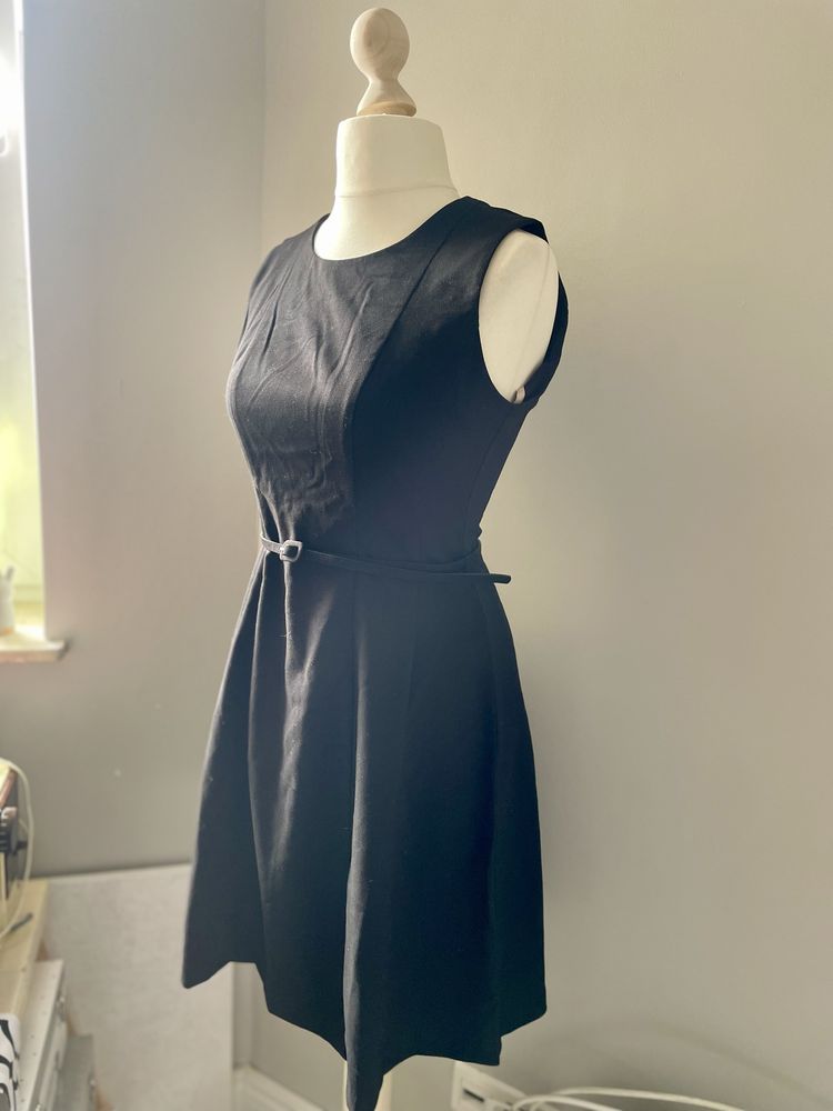 Mała czarna sukienka Orsay
