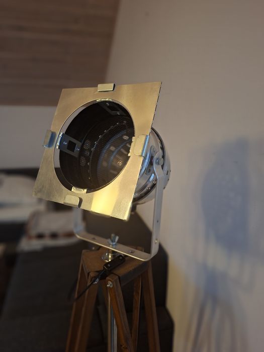 Lampa stojąca a'la studyjna