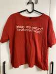 Czerwony t-shirt z napisem