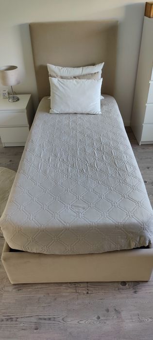 Cama estofada + sistema elevatório + estrado + colchão