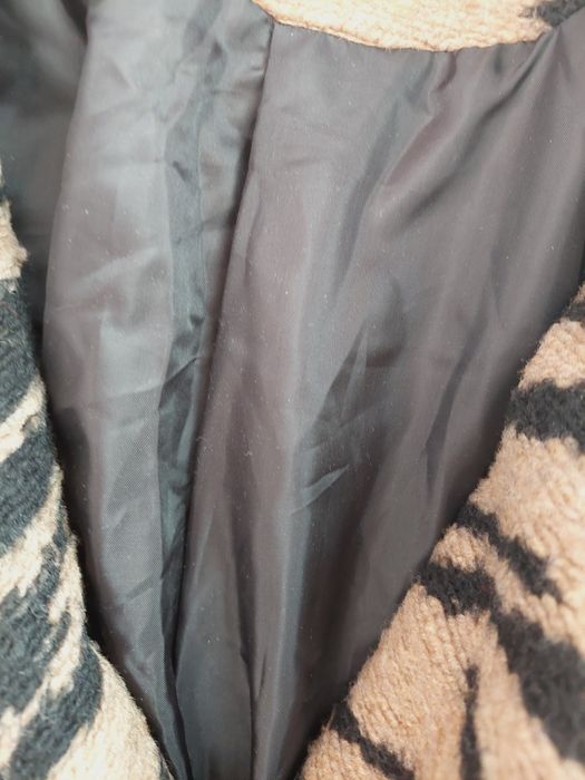 Płaszczyk alpaka we wzory zwierzęce Stradivarius S