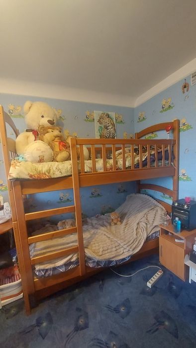 Двухъярусне дерев'яне ліжко