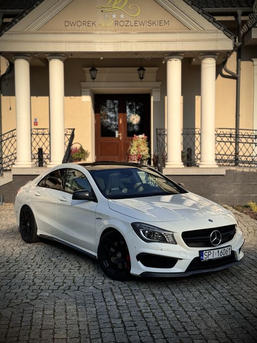 Auto do ślubu – Mercedes CLA 45 AMG z eleganckim kierowcą