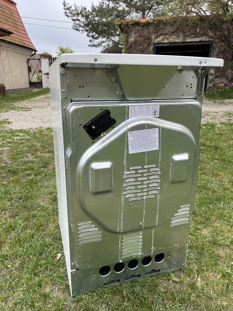 Wolnostojąca kuchnia elektryczna z piekarnikiem Amica 58CE1.30HMSQ(W)