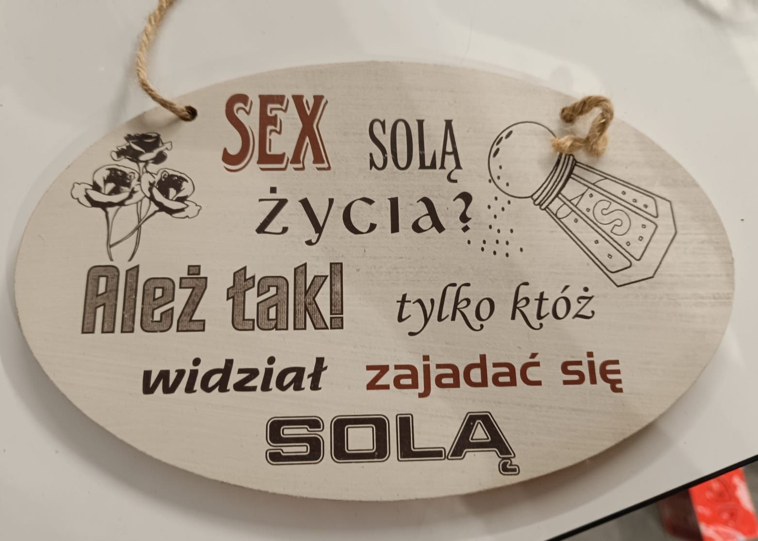 Okazjonalne drewniane tabliczki z sentencjami.