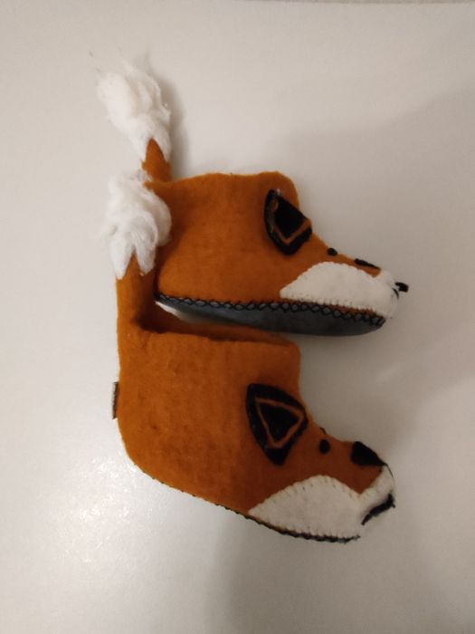 Kapcie, niechodki dziecięce na skórzanej podeszwie.