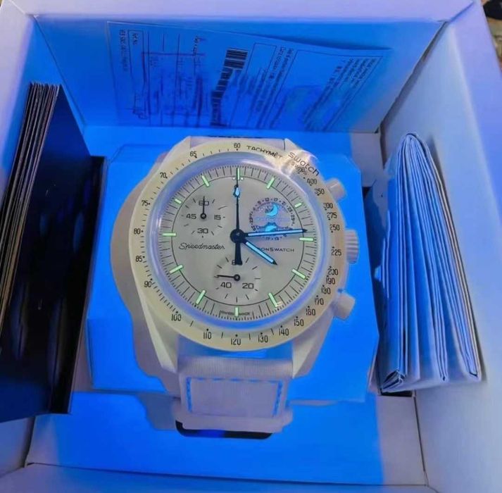 Swatch x Omega BioceramicMoonswatch MissionToMoonphase Snoopy
SO33W700