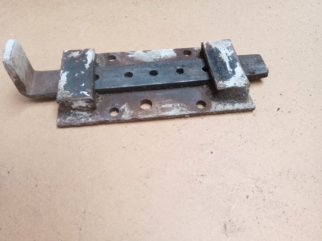 Zasuwa metalowa do drzwi
