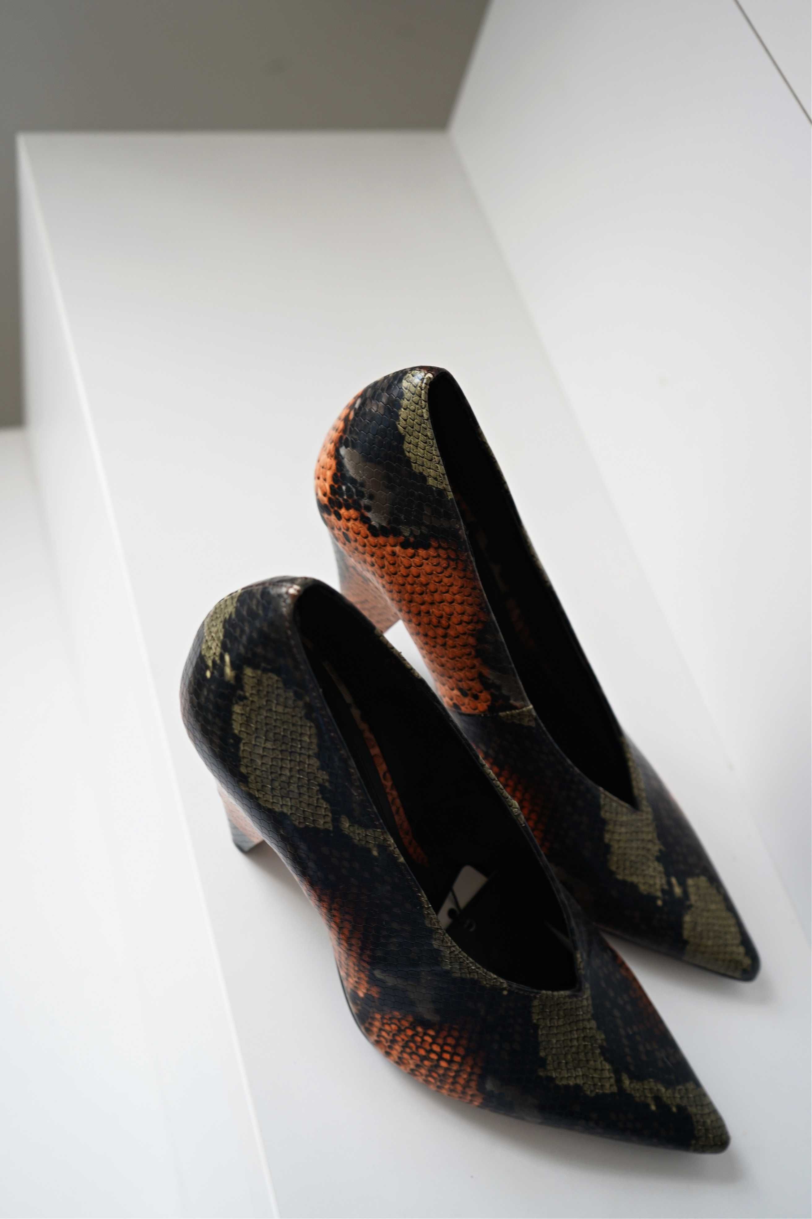 Туфлі на підборах з ефектом зміїної шкіри від Mango