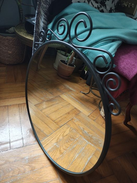 Lustro w metalowej oprawie