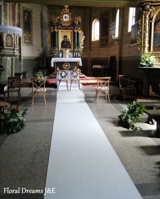 Biały dywan 20m, złote krzesła chiavari, latarnie, dekoracja kościoła