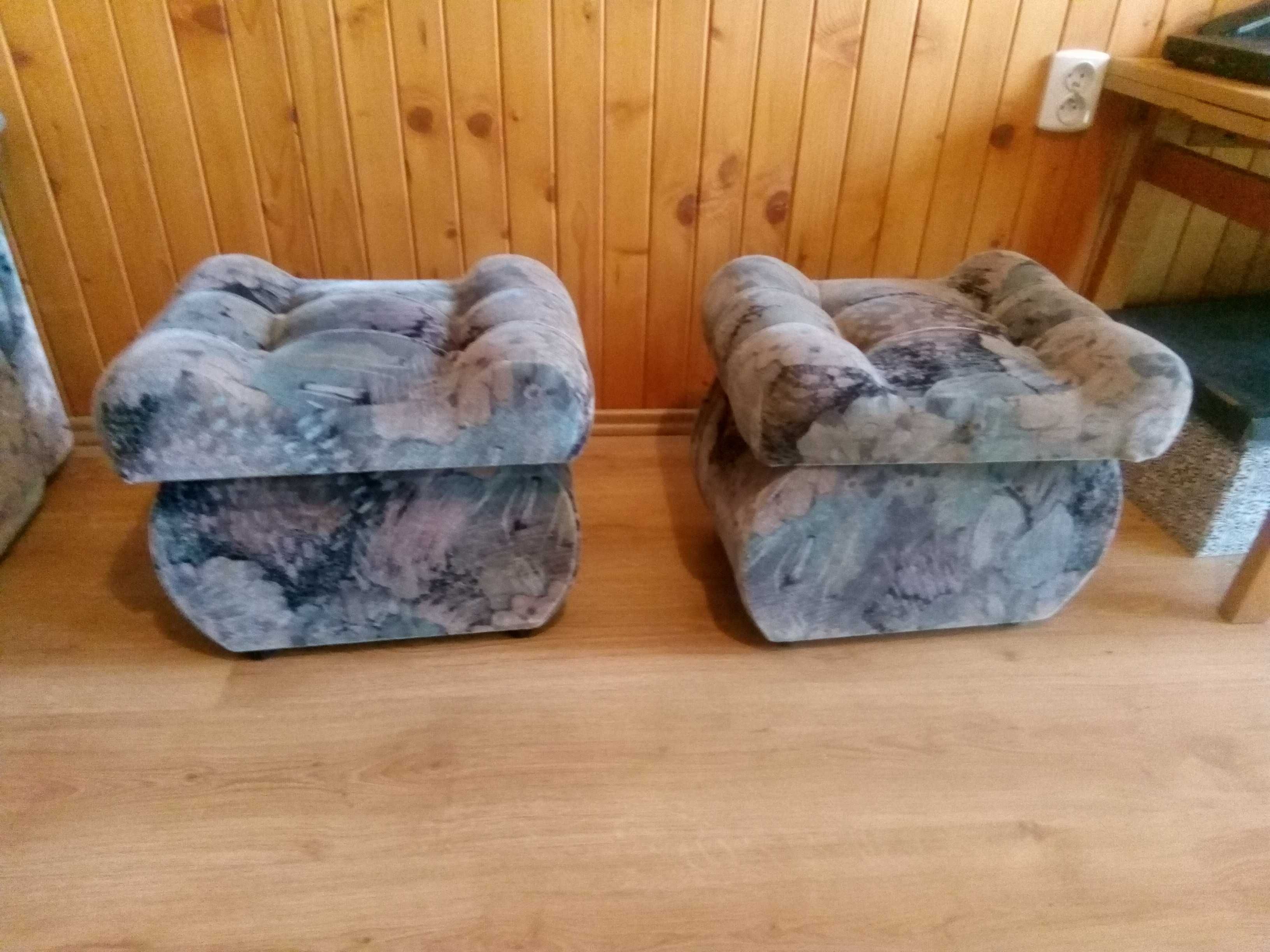 sofa rozkładana, fotel, pufy