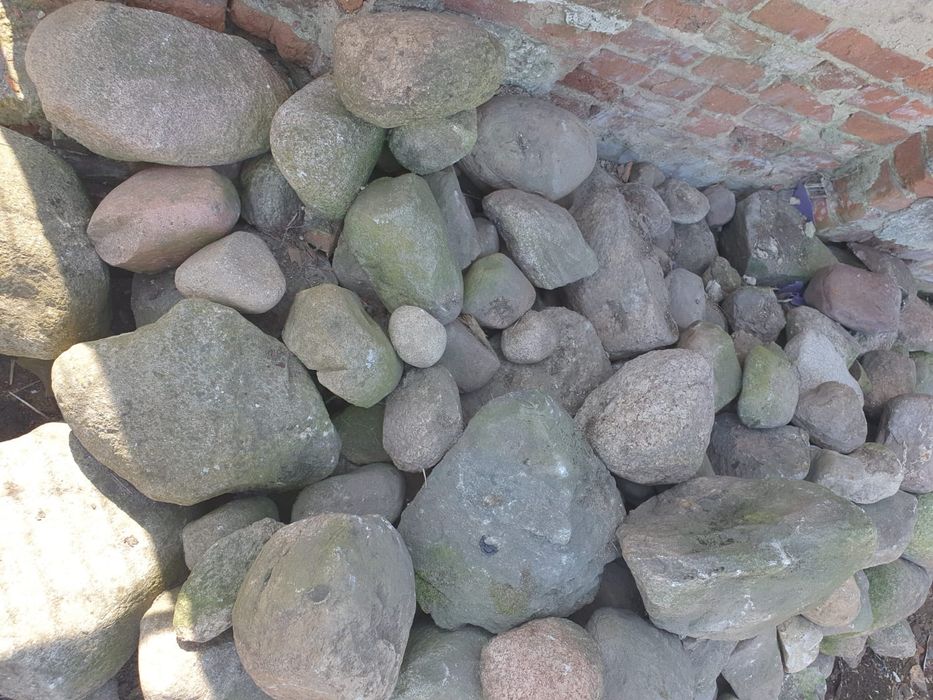 Duży kamień polny otoczak