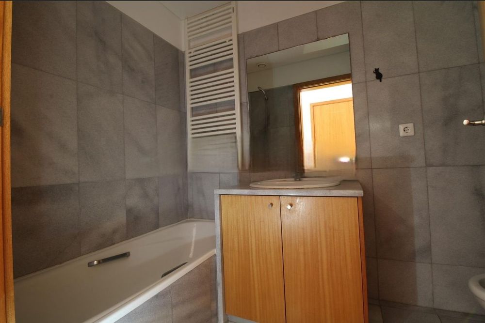 Arrendamento , T2 com garagem,Quinta da Seara .