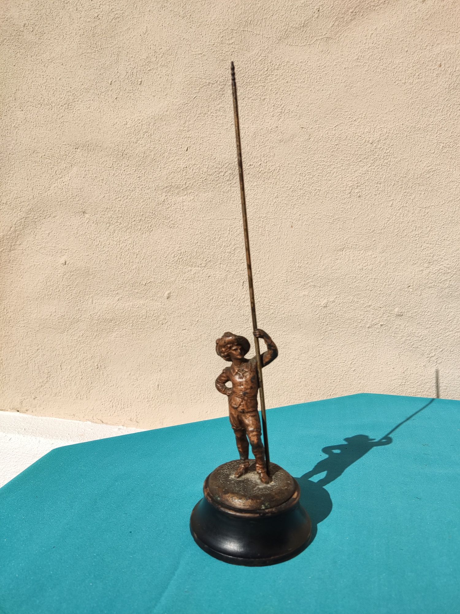 Arte Nova - Pequena escultura de soldado empunhando uma lança / vara