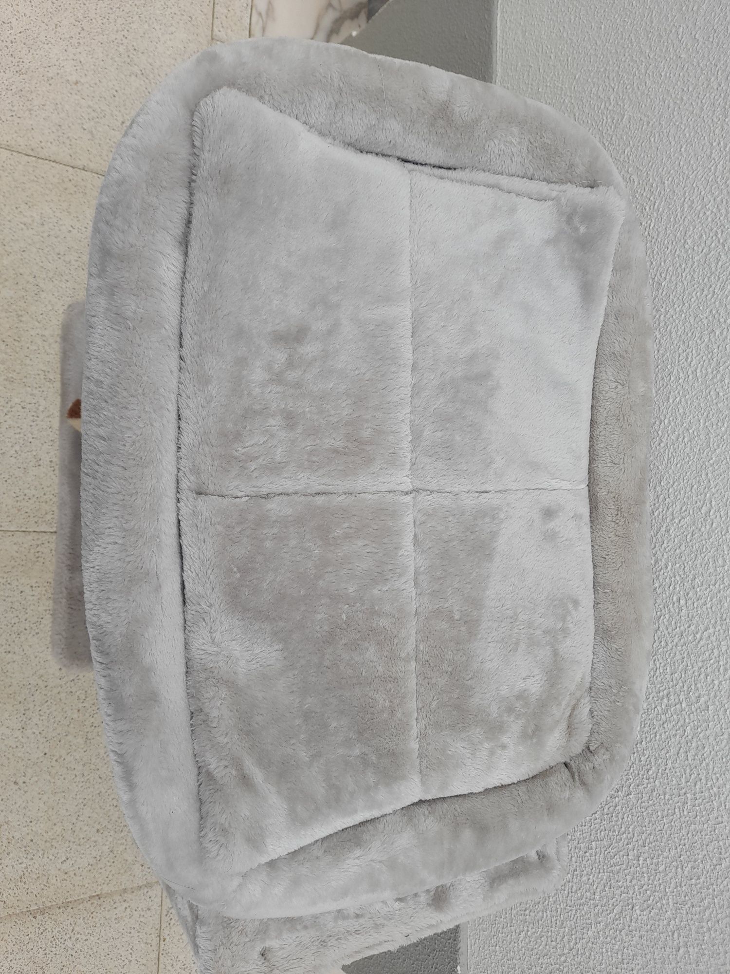 Cama para gatos com arranhadores