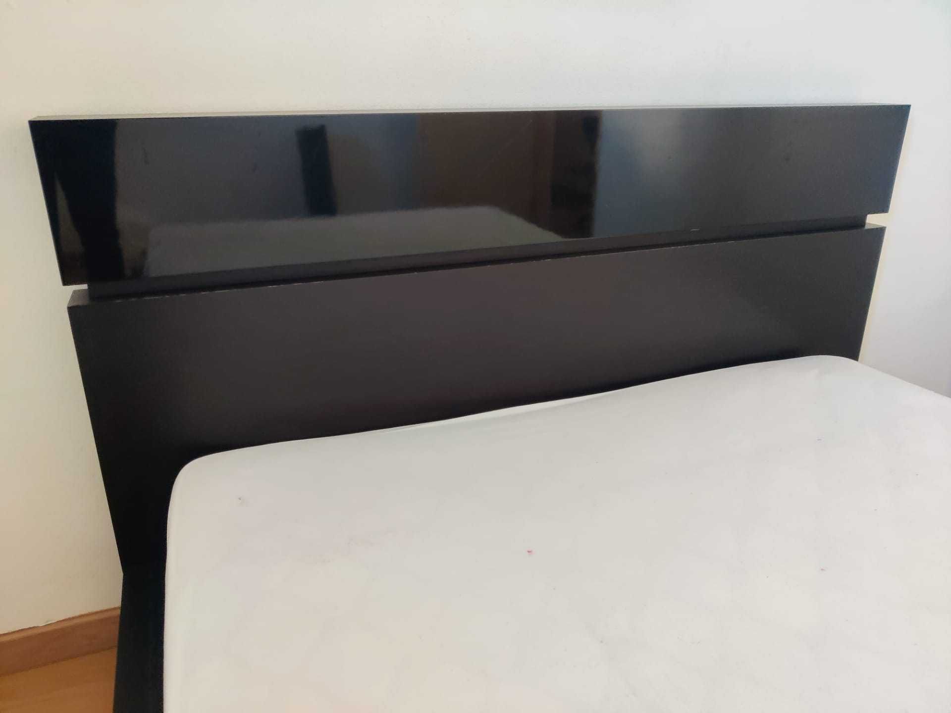 Cama, comoda e duas mesas de cabeceira. Oferta colchão usado.