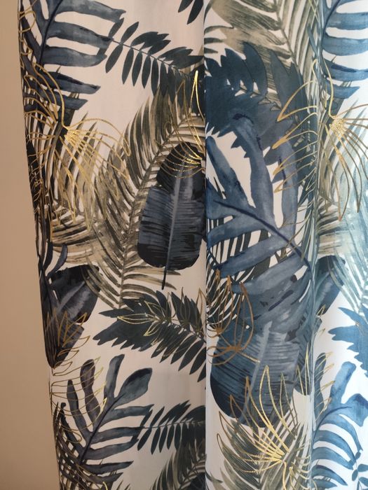 Sprzedam  dwie zasłony z poduszkami