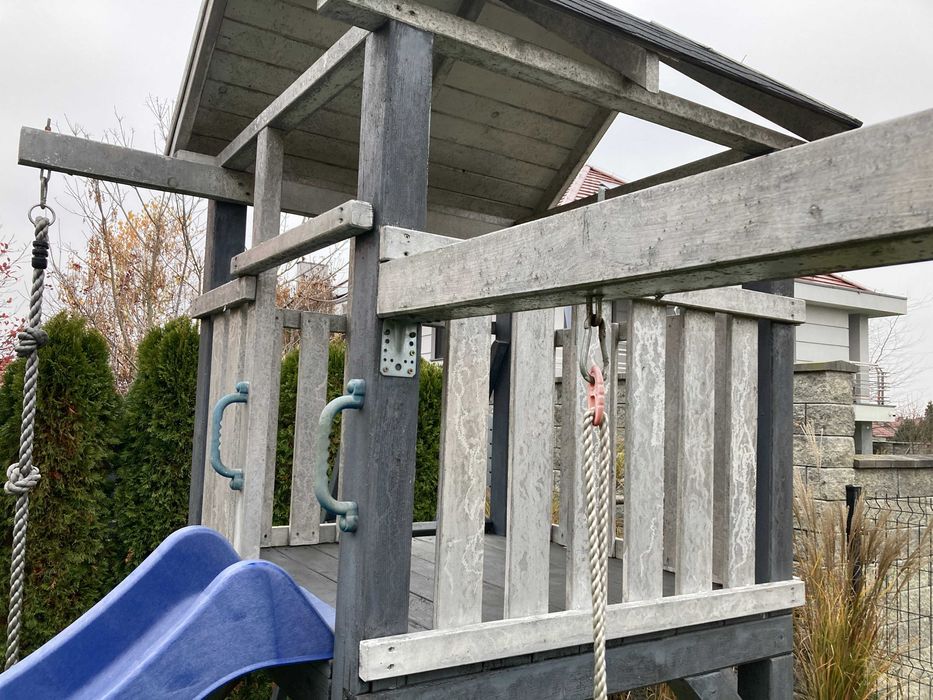 Domek ogrodowy ze zjeżdżalną, piaskownicą i huśtawkami