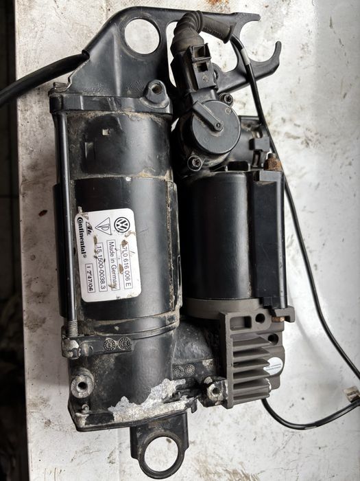 Kompresor pneumatycznego zawieszenia Audi Q7