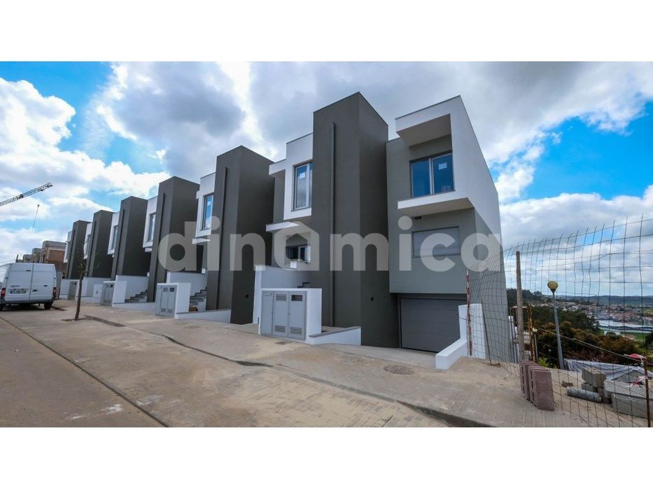 Vivendas T3 Novas - Em Construção | 3 Pisos com Excelentes Áreas