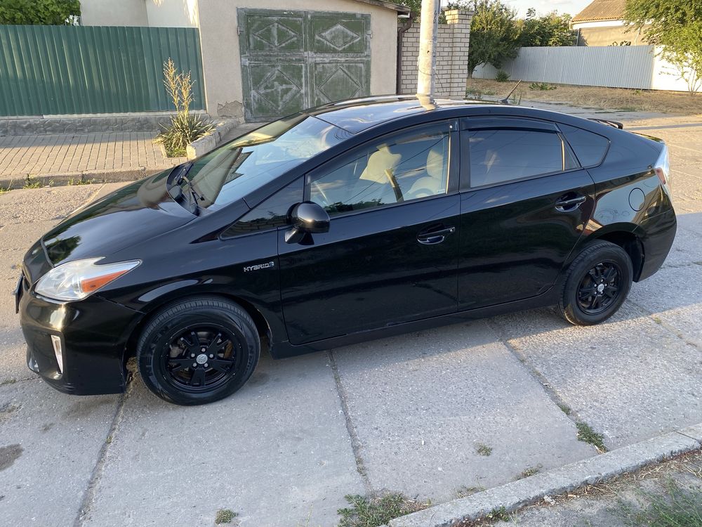 Toyota Prius 2015г