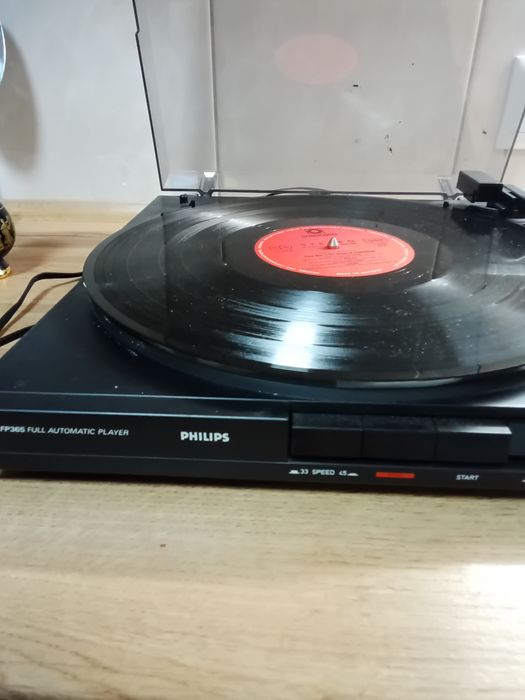 Виниловый проигрыватель Phillips.б/у