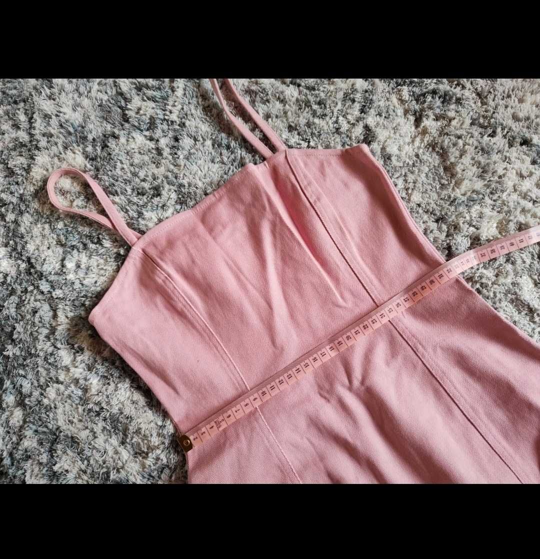 Różowa jeansowa sukienka