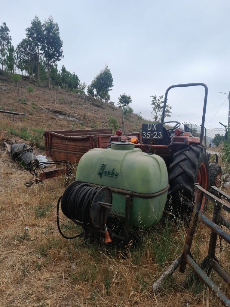Trator agrícola com alfaias